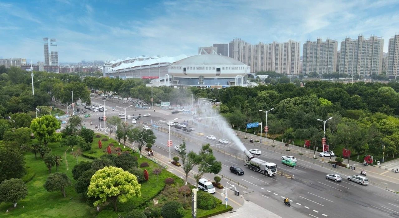 9001cc金沙以诚为本环境荣登“城市服务十大影响力企业”和“环卫设备十大影响力企业”双榜